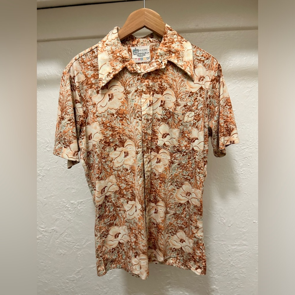 Groovy polyester vintage 70’s button down wide collar short sleeve shirt.